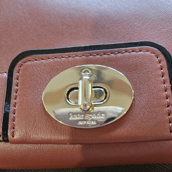 Kate Spade Hampton Road Juliana crossbody, gold turn lock purse - Picture 6 of 10